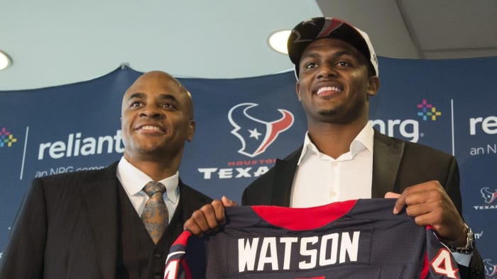 Smith posing with Watson during Watson's introductory press conference.